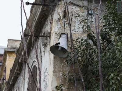 Usciamo e in un angolo, attaccato a un muro, scoviamo un vecchio megafono: uno di quelli che serviva a chiamare in adunata i soldati. Perch� un tempo c�era vita, si ascoltavano voci e storie. Proprio qui, dove oggi regna il silenzio