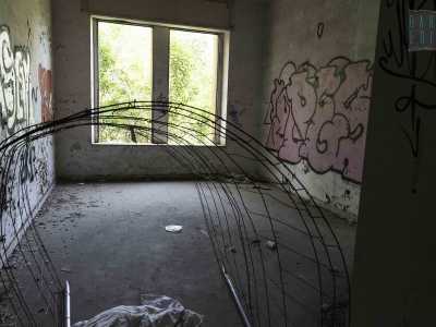 ...tutte ridipinte con graffiti e con i pavimenti preda ormai di rifiuti e detriti. Uno scenario a cui purtroppo ci abitueremo ben presto