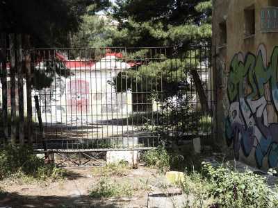Ritorniamo indietro. Passiamo davanti al cancello chiuso che ci divide dalla zona occupata (quella autorizzata)...