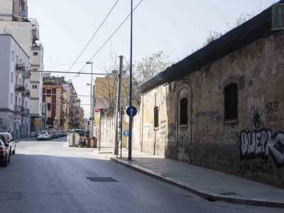 ...arriviamo all�altezza di largo Ciaia. Qui � presente l�entrata di un parcheggio auto gestito dall�Amtab, che un tempo rappresentava l�ingresso in caserma per i mezzi pesanti dell�Esercito 