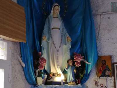 �E quando finisco di lavorare � ci confessa -  mi ritiro qui e sto con il mio �pap�� (Ges�), la �mamma� (la Madonna)...