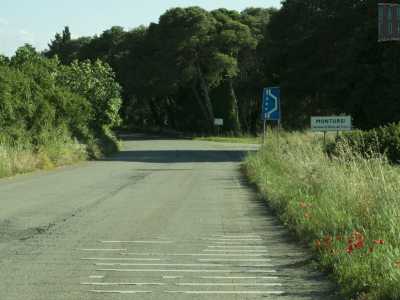 Da Gioia del Colle (paese di cui Montursi � frazione) imbocchiamo la strada provinciale 104 e dopo circa sei chilometri svoltiamo a destra sulla provinciale 15, in direzione Laterza. Guidiamo per altri tre chilometri prima di giungere a destinazione: un cartello bianco preannuncia la nostra meta