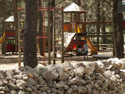 ...dotata di panchine e giochi per bambini, punto di incontro delle famiglie locali