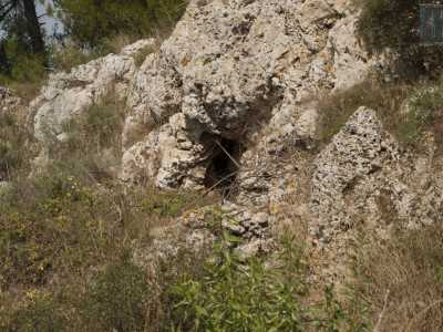 La via sterrata passa tra strette cavit� nella roccia