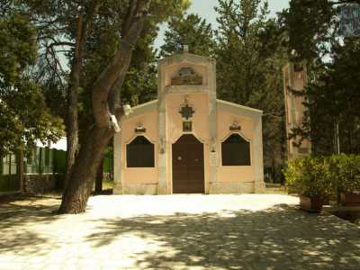 Avanziamo per una manciata di metri per andare a scoprire l'edificio religioso del luogo, la chiesa di San Giuseppe Lavoratore, contraddistinta da una graziosa facciata tripartita dal colore rosa tenue
