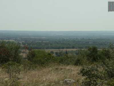In cima il panorama desolato e selvaggio ripaga dello sforzo fatto in salita: verso nord ai nostri piedi si distende l'agro di Gioia del Colle...