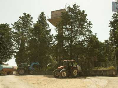 Proseguiamo arrivando su piccolo spiazzo dove si aggirano diversi trattori. Qui c'� infatti il pozzo artesiano comunale, il punto in cui gli agricoltori riempiono d�acque le cisterne dei loro veicoli