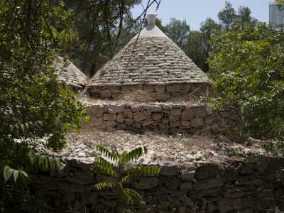 ...l'altra � un caratteristico trullo. I montursesi vorrebbero farci un presepe, ma servirebbero soldi che non hanno