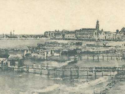 Una foto del 1890 mostra alcune baracche costruite a ridosso del Castello normanno-svevo, ancora lambito dal mare