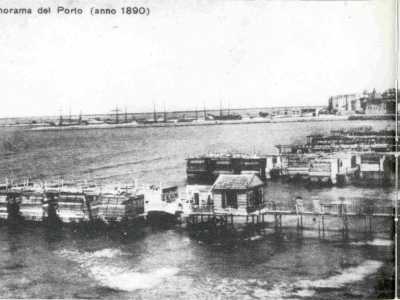 A quel tempo infatti il porto si limitava al molo borbonico: solo a partire dal 1925 si cominci� a lavorare alla grande infrastruttura che da quel momento in poi chiuder� come una saracinesca il litorale dei quartieri Marconi e Libert�