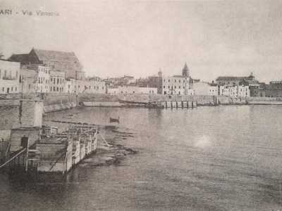 Ma anche Bari Vecchia era completamente circondata dall�Adriatico. Sotto il Fortino si trovava la �barracche de la pert�dde�...