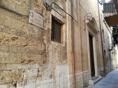 ...del tutto nascosta dalla piccola via e dalle case circostanti. Si presenta con una sobria facciata rettangolare racchiusa da una cornice sagomata