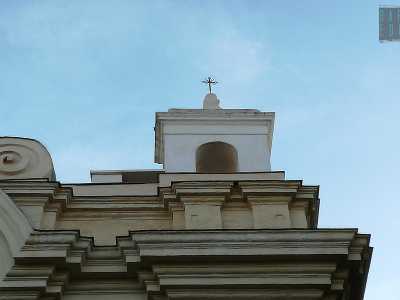 In alto appare un campanile ad altana con copertura a fungo schiacciato