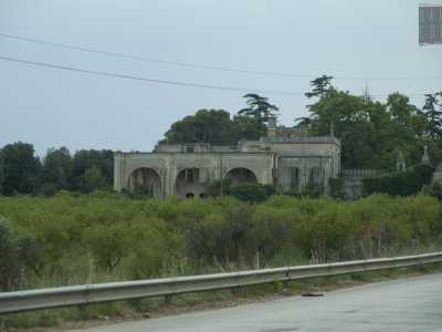 La "casa degli spiriti" di Gioia del Colle, residenza nobiliare dell'800 oggi abbandonata. Sulla struttura aleggiano leggende inquietanti