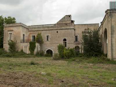 Per cercare di scrutarlo dall'interno ci spostiamo sull'ala destra dell'edificio, dove lo stile passa repentinamente dal gotico al romanico