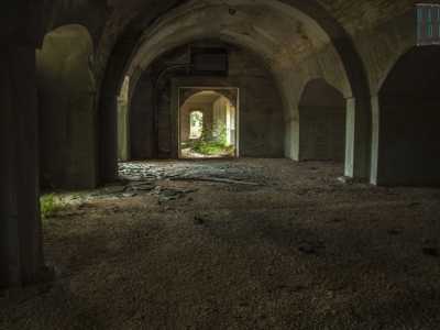 Ci tocca quindi provare ad "aggirare" l'ostacolo e lo facciamo avventurandoci nella zona alla sinistra della cappella. Passiamo cos� sotto un arco ribassato, ritrovandoci dentro una galleria completamente spoglia