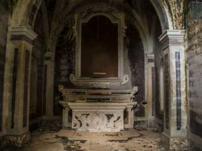 L'interno � quasi buio. C'� un altare bianco e poco altro, vista l'assenza di statue e dipinti sacri