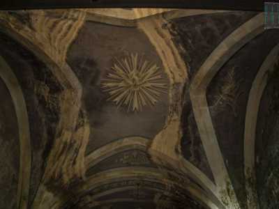Ma poco prima di uscire, volgendo lo sguado verso l'alto, avvistiamo un elemento religioso: il disegno di un uccello immerso nella luce, simbolo dello spirito santo, disegnato sulla volta