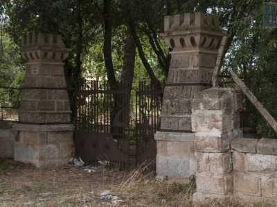La nostra esplorazione parte da un cancello arruginito semiaperto, posizionato sul lato destro della strada e incastonato da due colonne che terminano con delle graziose torrette