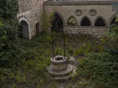 La suggestione aumenta una volta entrati nel giardino, dove dal verde emerge solitario il pozzo in pietra e metallo, quello in cui secondo alcuni gioiesi sarebbe stata spinta una fanciulla