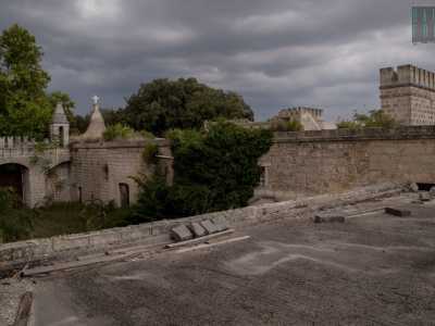 ...dal quale ammiriamo per l'ultima volta dall'alto il mix architettonico della villa. Nessuna porta che sbatte, men che meno spiriti maligni: qui di impressionante c'� solo il silenzio di un luogo secolare abbandonato a se stesso