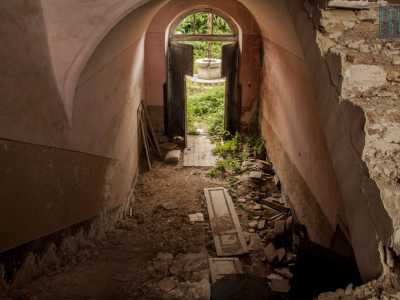 Da questa zona ricca di piante si dirama finalmente un accesso alla parte "residenziale". Al suo interno una scala pericolante porta subito al piano superiore...