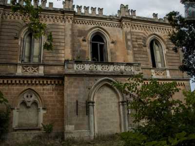 Siamo di nuovo all'esterno, dove i nostri occhi cadono sulla parte destra del complesso, quella ad uso abitativo, divisa in due livelli. Il piano terra presenta due bifore laterali murate, oltre a un ingresso centrale, anch'esso ostruito. Tre finestre con archivolto segnano la visione del primo piano, assieme alla merlatura che spicca sul tetto