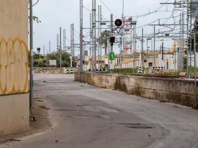 Un centinaio di metri pi� avanti incrocia strada Torre di Mizzo, lingua d�asfalto che si divide in due
