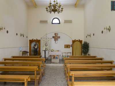 La piccola cappella di Sant'Antonio, situata nelle vicinanze del lungomare IX Maggio: costruita nel 1931, oggi l'edificio di culto ospita solo due messe a settimana per via della ridotta capienza