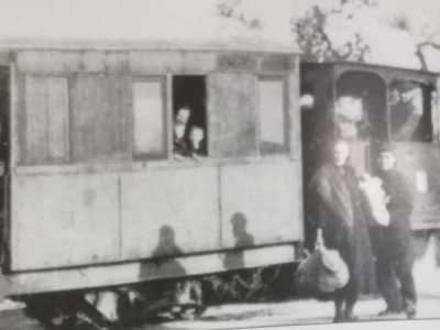 Su quella piazza, un tempo denominata del �Pennacchio� perch� nel giugno 1863 vi venne giustiziato il brigante omonimo, scendevano ogni giorno decine di persone provenienti dalla provincia alla ricerca di un affare in citt�