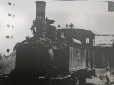 La sua ultima corsa si ebbe il 30 maggio del 1959: una foto mostra la locomotiva tutta inghirlandata salutata dai cittadini al termine del suo viaggio di congedo