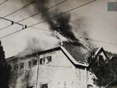 ...con il fumo nero che comincia a fuoriuscire dalle tegole verde smeraldo del tetto dell�ala sud dell�edificio