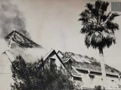 Le prime due foto, scattate dal basso della strada, documentano l�inizio dell�incendio...