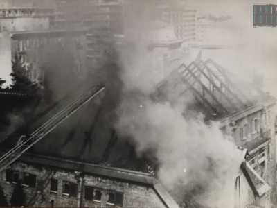La terza, invece, successiva, mostra dall�alto la devastazione di tutto il secondo piano e del tetto di cui restarono soltanto i tronconi fumanti delle assi portanti