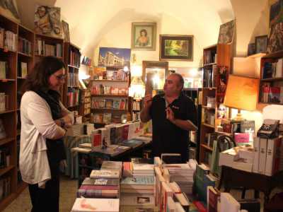 Rossiello mentre d� consigli a una cliente 