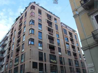 Il nostro tour inizia da via Sparano, precisamente ad angolo con via Dante, l� dove possiamo ammirare il palazzo degli editori Laterza. Lo stabile fu realizzato tra il 1960 e il 1962 dall�architetto marchigiano Alfredo Lambertucci