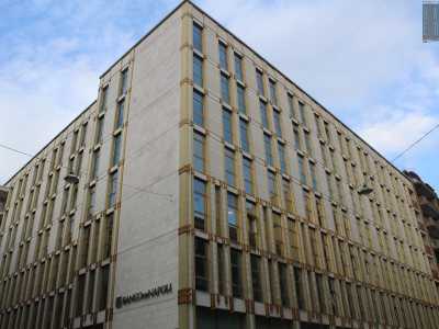 In via Abate Gimma al numero 101 troviamo la sede del Banco di Napoli (oggi Intesa-San Paolo) progettata da una delle figure di spicco della scena architettonica barese negli anni 60 e 70: Vito Sangirardi