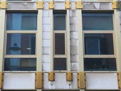 Un edificio robusto dalla facciata estremamente modulata, disegnato e realizzato tra il 1960 e il 1967, la cui caratteristica principale � l�azzardato accostamento tra un materiale nuovissimo come l�alluminio e uno tradizionale quale la pietra calcarea