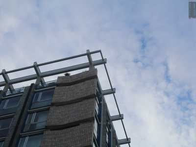 Elegante la soluzione per il coronamento dell�edificio con l�intelaiatura lasciata a vista a creare quasi un pergolato che richiama la tradizione costruttiva mediterranea