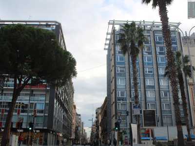 Ci dirigiamo ora verso Corso Vittorio Emanuele per  giungere all�incrocio con via Sparano dove troviamo Palazzo Conte Celio Sabini: una torre che assieme a Palazzo Borrea degli architetti Chiaia e Napolitano crea un monumentale ingresso moderno alla principale via dello shopping barese