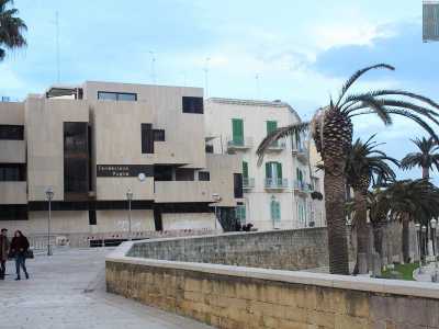 I suoi progettisti Marcello Petrignani, Marina Ruggero e Mauro Buffi ben studiarono l�ambiente circostante creando un�architettura contemporanea che dialoga perfettamente con il contesto storico