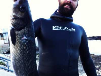 Ed eccolo con una spigola di 4 kg presa a Santo Spirito