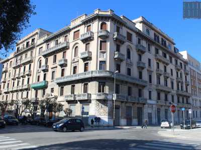 ...e nel complesso Girone-Dioguardi realizzato in piazza Massari nel 1931, l�architetto rinuncia al decorativismo incontrollato in favore di un pi� lineare classicismo semplificato che gioca sui contrasti materici