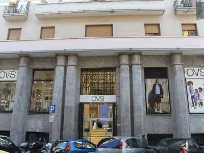 L�opera � ormai svuotata di qualsiasi retorica ma non rinuncia a una compostezza che potremmo ancora definire classica, con un portale d�accesso scandito da semicolonne addossate come unica citazione �archeologica� del progetto