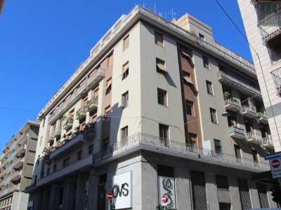 Nel Dopoguerra  si torna ad un'architettura priva di enfasi propagandistica. Tra il 1947 e il 1950 Dioguardi pensa in via Abate Gimma il complesso della sede per la Banca Commerciale con appartamenti annessi 