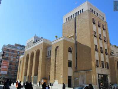 Il monumentale complesso che racchiude la chiesa di San Ferdinando, completato nel 1933 in via Sparano. Gli arconi, le torri, le asciutte superfici quasi totalmente prive di decorazioni danno all�insieme un aspetto quasi atemporale e metafisico