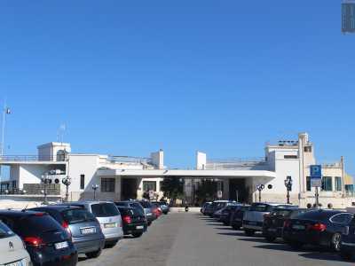 Il circolo Barion sul molo San Nicola: un�architettura di elegante e sobria modernit� dalle linee curve e dinamiche influenzate probabilmente dall�arte futurista e l�estetica navale