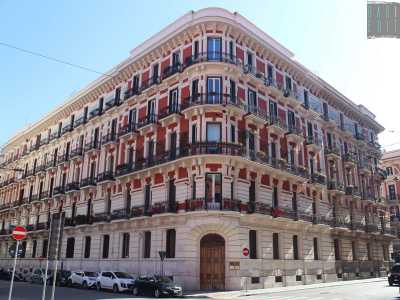 ...e nei raffinati geometrismi d�co con spunti secessionisti del Palazzo degli Impiegati Statali in via Cognetti