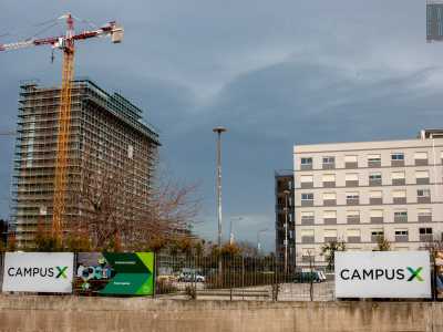 Il Campus X, centro residenziale per studenti inaugurato nel 2011: fa gara in altezza con un grattacielo in via di costruzione