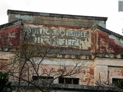Villa Capriati � compresa in un'area che ospit� dal 1932 fino agli anni 90 l�ex brefotrofio di Bari, istituto che accoglieva i bambini abbandonati